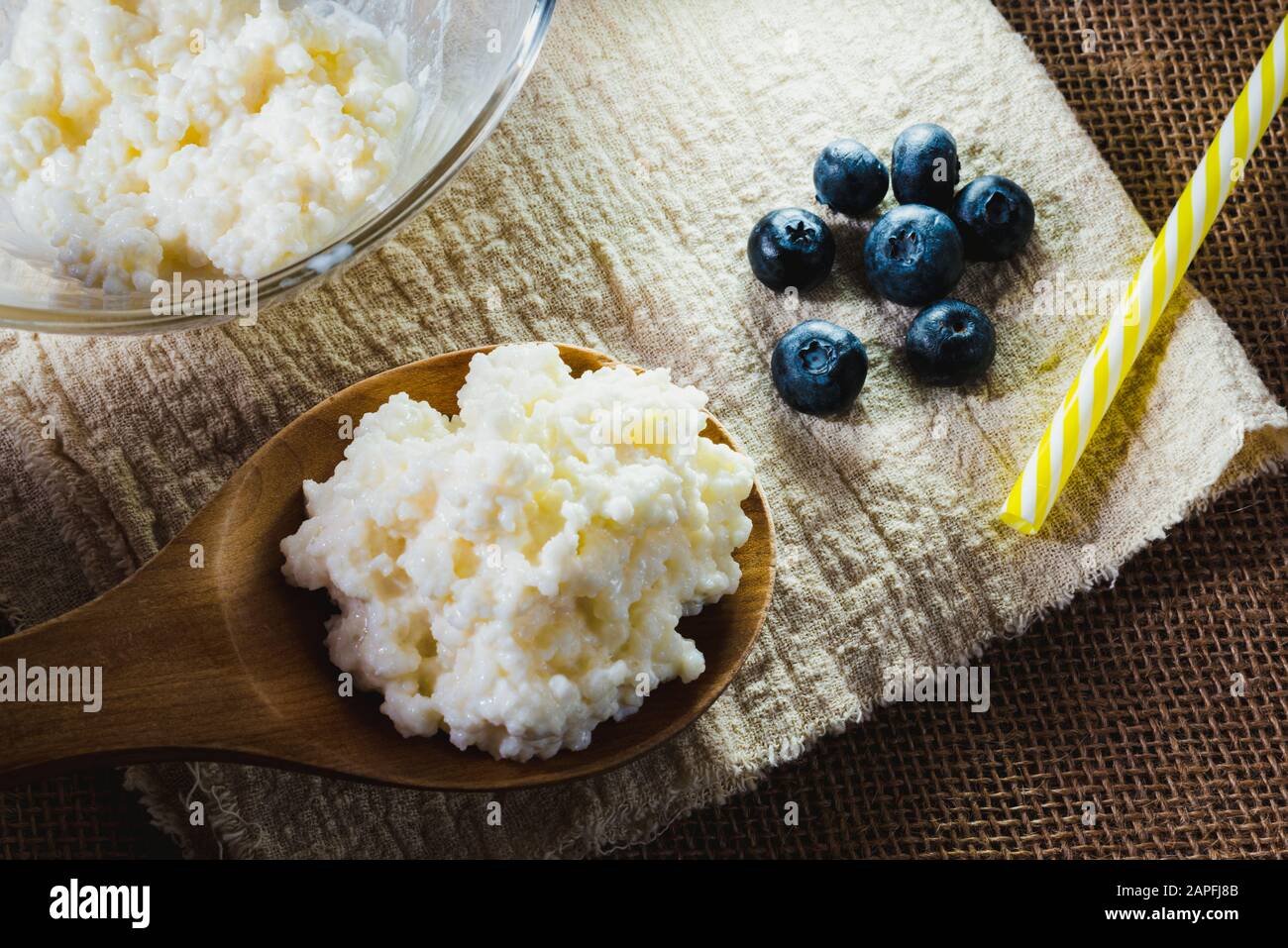 Preparation of a kefir yogurt with red fruits, fresh, healthy and