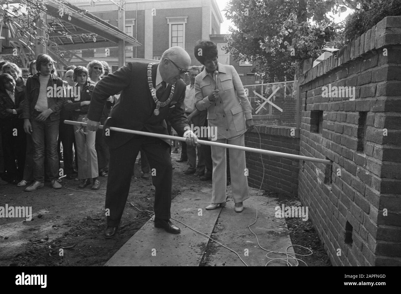 Mayor Samkalden mast stone in apprenticeship site Artis in connection with 25 years Stichting Vakopleiding Bouwnijverheid Amsterdam, behind him Mies Bouwman Date: 9 September 1971 Location: Amsterdam, Noord-Holland Keywords: mayors, zoos, stones Personname: Bouwman, Mies Stock Photo