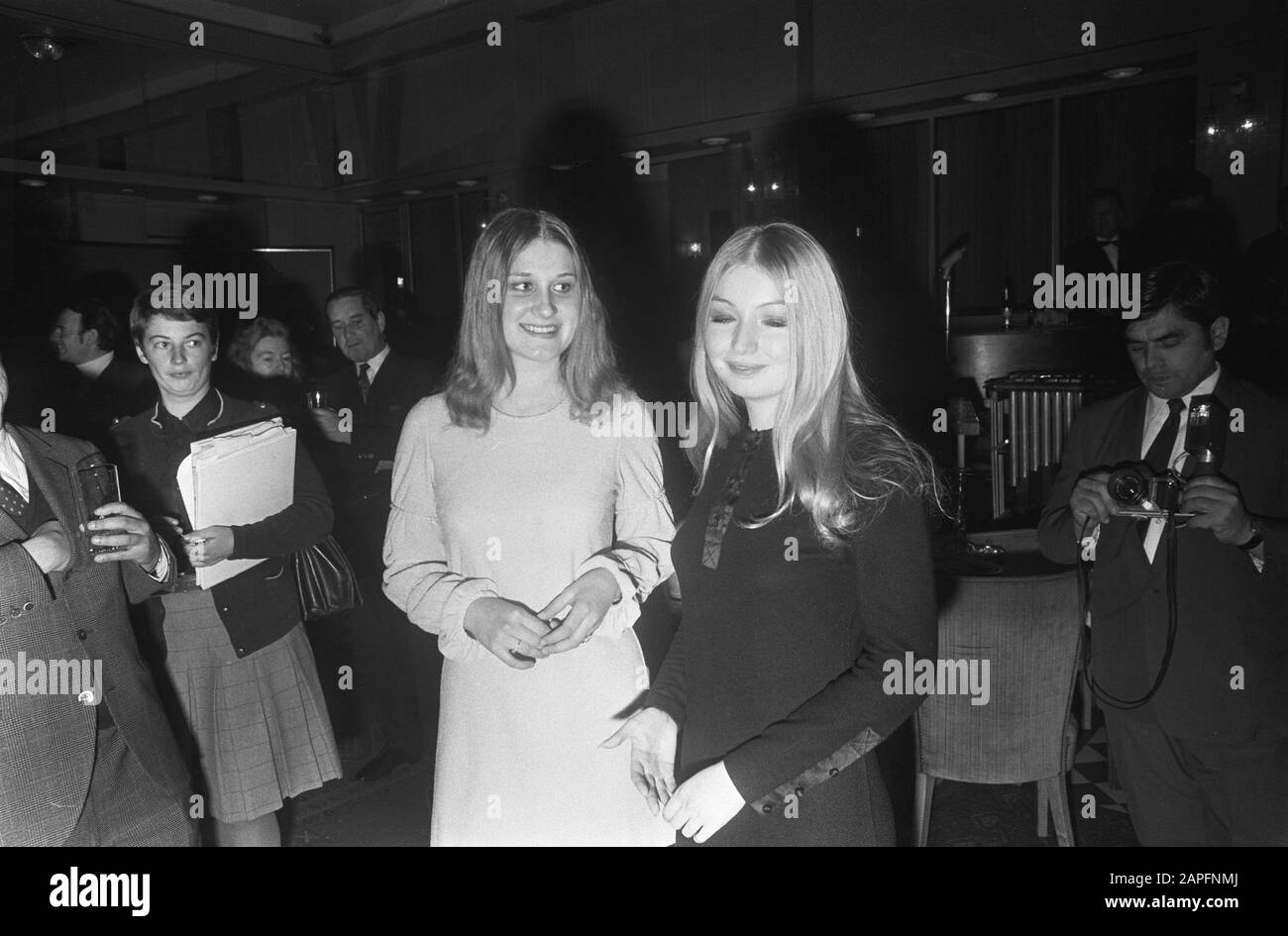 Eurovision Song Contest 1970 in RAI Amsterdam Description: Mayor Samkalden receives participants at Eurovision Song Festival in Hotel Kras in Amsterdam. Eva Sršen and Mary Hopkin Date: 19 March 1970 Location: Amsterdam, Noord-Holland Keywords: artists, song festivals Personal name: Hopkin, Mary Stock Photo