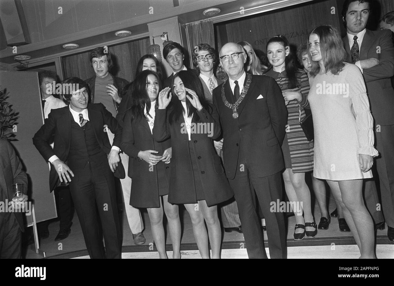 Eurovision Song Contest 1970 in RAI Amsterdam Description: Mayor Samkalden receives participants at Eurovision Song Festival in Hotel Kras in Amsterdam. Samkalden with participants Annotation: Vlnr. Gianni Moandi, Henri Dès, Hearts of Soul, Jean Vallèe, Guy Bonnet, Mary Hopkin (behind Samkalden), Dana, Dominque Dussault, Eva Sršen, David Alexandre Winter Date: 19 March 1970 Location: Amsterdam, Noord-Holland Keywords: mayors, song festivals Personal name: Samkalden, Ivo Stock Photo