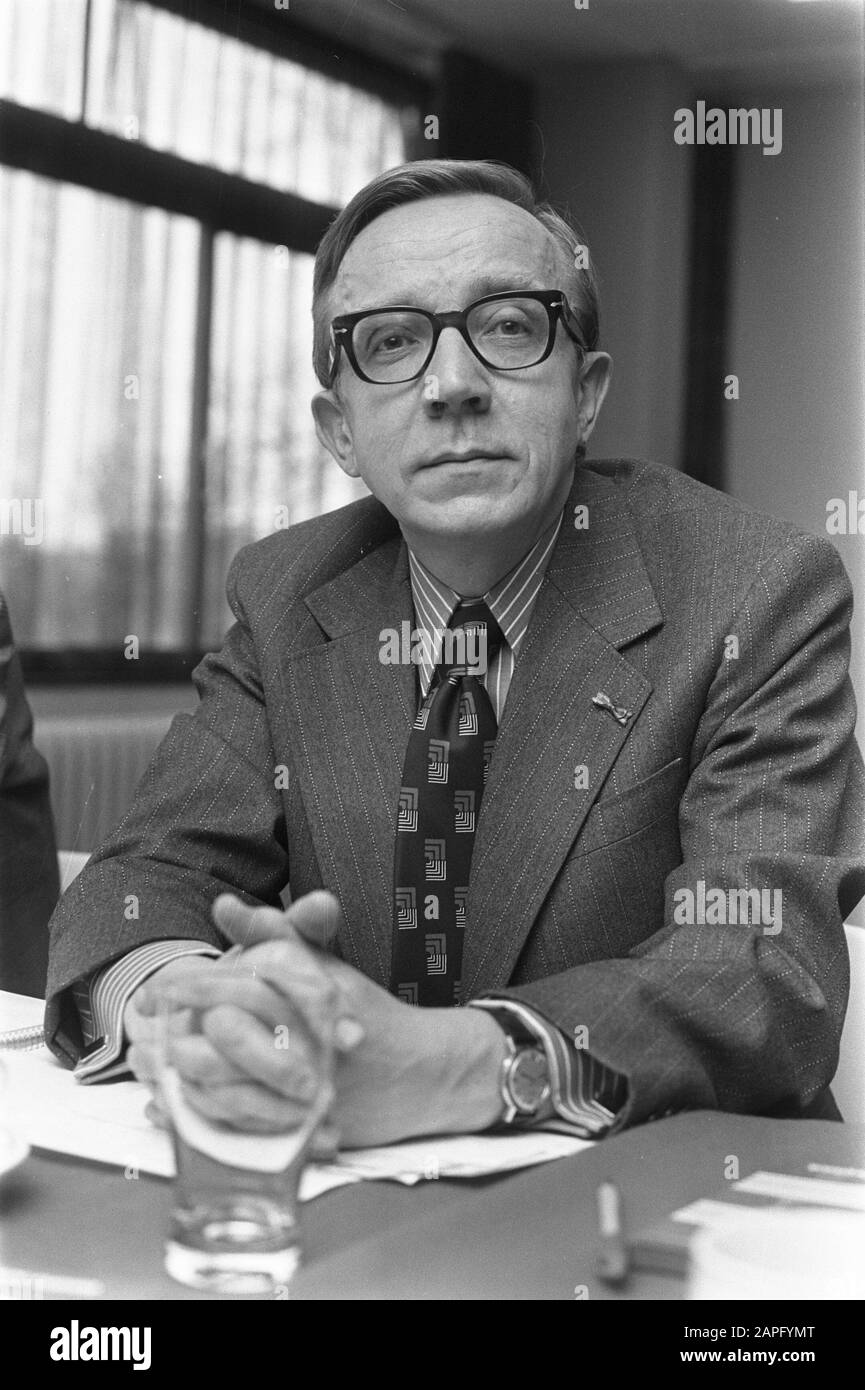 Cardiological clinic at Wilhelmina Gasthuis, Prof. D. Durrer (hfd. department) Annotation: Marginal negative strip: 5, 7: Press conference Overview Date: February 28, 1972 Location: Amsterdam, Noord-Holland Keywords: doctors, cardiology, press conferences, portraits Personal name: Durrer, Dirk Institution name: Wilhelmina Gasthuis Stock Photo