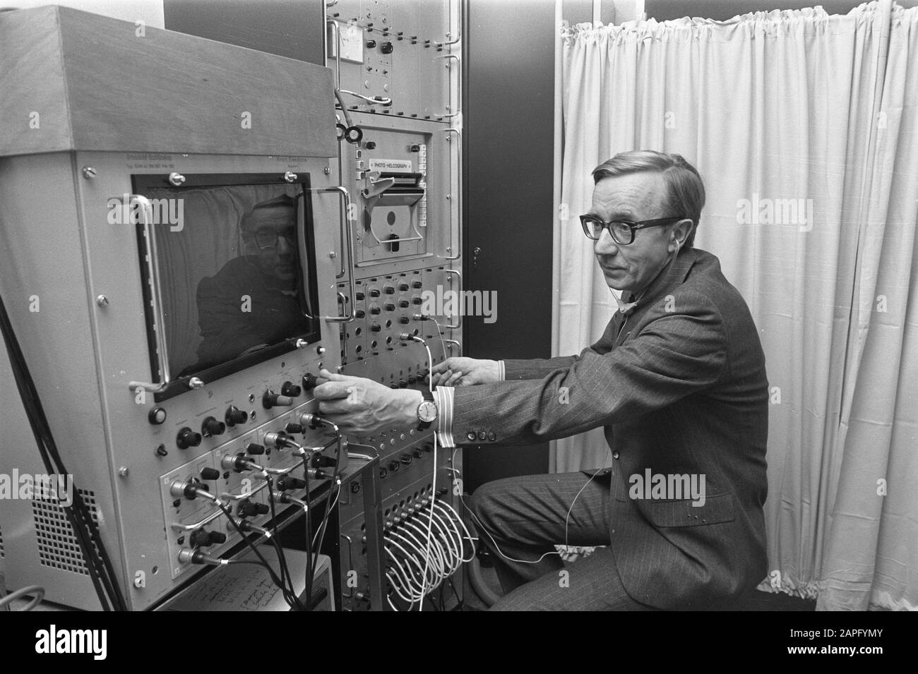 Cardiological clinic at Wilhelmina Gasthuis, Prof. D. Durrer between instruments Date: February 28, 1972 Location: Amsterdam, Noord-Holland Keywords: doctors, cardiology, hospitals Personal name: Durrer, Dirk Institution name: Wilhelmina Guest House Stock Photo