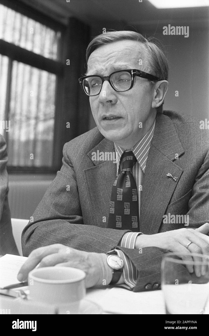 Cardiological clinic at Wilhelmina Gasthuis, Prof. D. Durrer Date: February 28, 1972 Location: Amsterdam, Noord-Holland Keywords: doctors, cardiology, portraits, hospitals Personal name: Durrer, Dirk Institution name: Wilhelmina Guest House Stock Photo