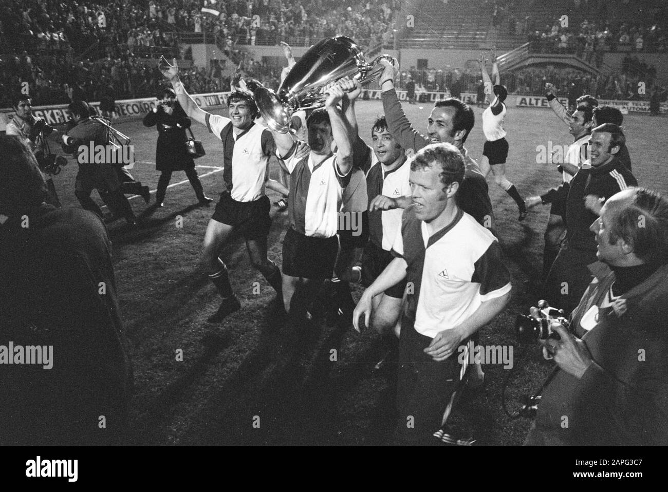 Celtic Versus Feijenoord 1 2 Final Europaup I In Milan Cheering With Cup Vlnr Van 