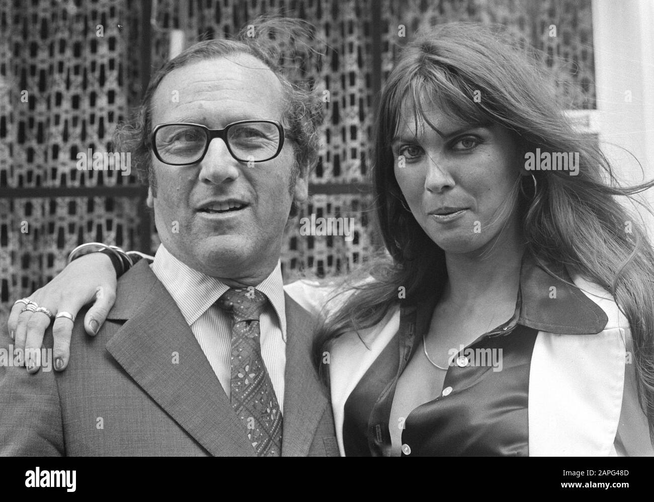 Actress Caroline Munro in Amsterdam with premiere The Golden Voyage of Sinbad; Caroline Munro (r) with film producer Charles H. Schneer; Stock Photo