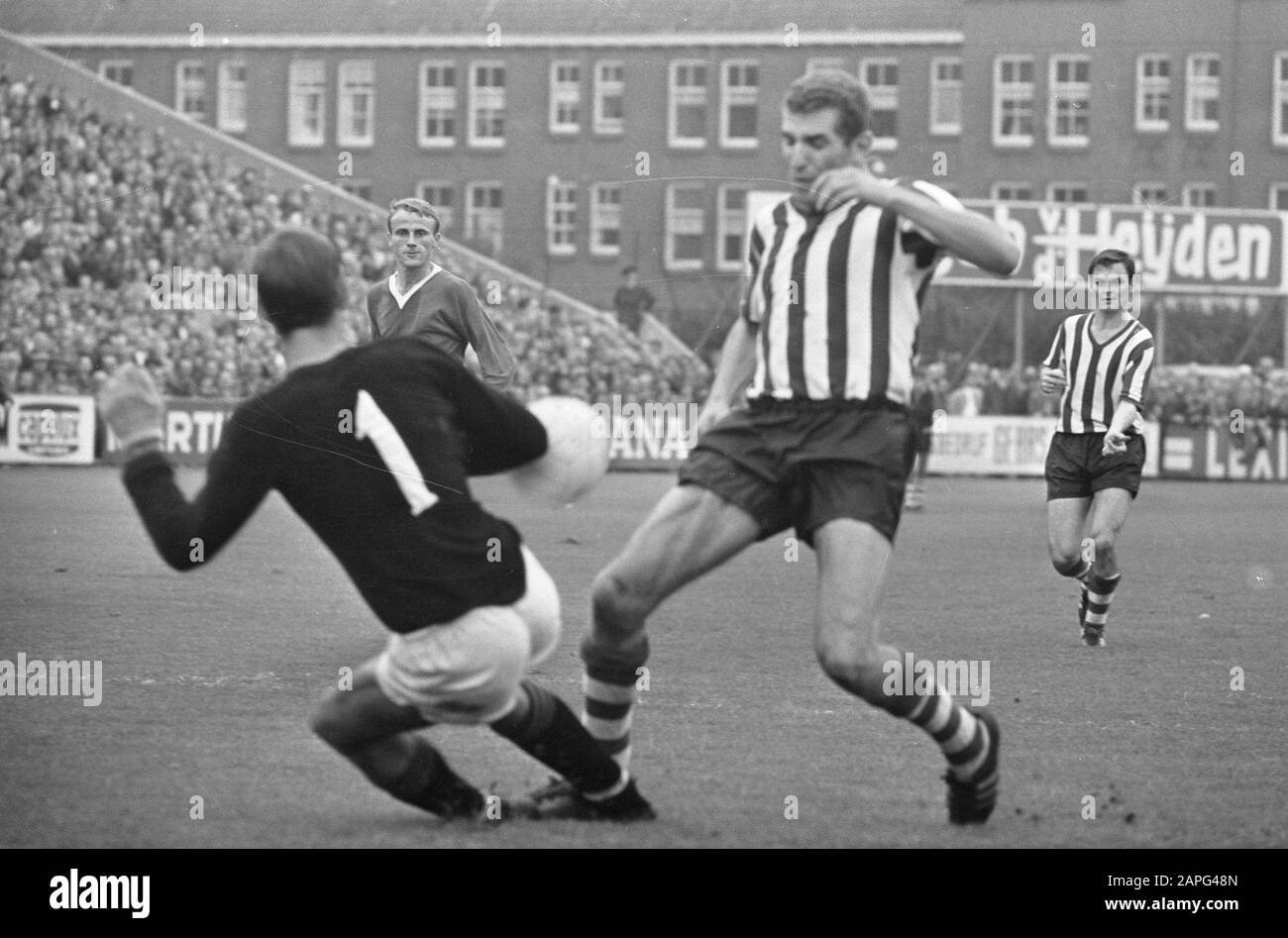 Football match Sparta - ADO in Rotterdam: 4-2 Description: Charlie Bosveld  (Sparta) passes ADO keeper Ton Thie and brings the stand to 1-0 Date: 16  October 1966 Location: Rotterdam, Zuid-Holland Keywords: goalkeepers,