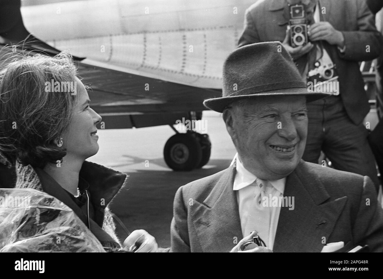 Arrival of actors Charlie Chaplin and Peter Ustinov and their wives at Schiphol Description: Charlie Chaplin and wife Oona O'Neill Date: 23 June 1965 Location: Noord-Holland, Schiphol Keywords: arrivals, arrivals, etc. actors, wives Personal name: Chaplin, Charlie, Neill, Oona O' Stock Photo