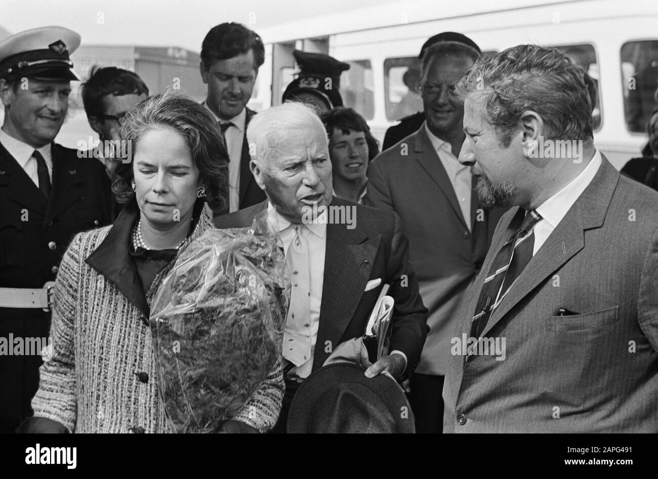 Arrival of actors Charlie Chaplin and Peter Ustinov and their wives at Schiphol Description: Charlie Chaplin, wife Oona O'Neill and Peter Ustinov Date: 23 June 1965 Location: Noord-Holland, Schiphol Keywords: actors Personal name: Chaplin, Charlie, Neill, Oona O', Ustinov, Peter Stock Photo