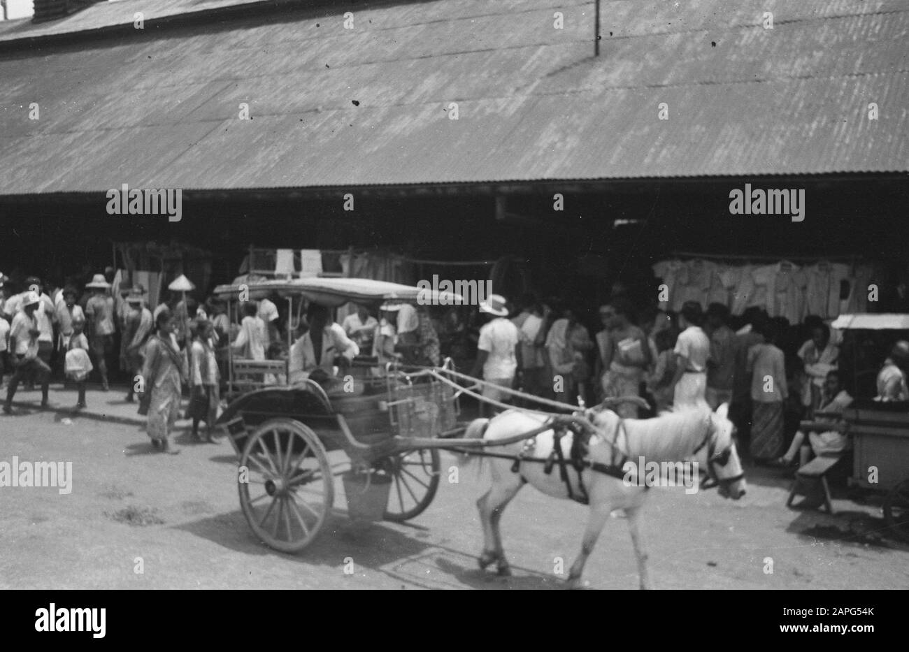 Cheribon Description: Cheribon. Market. Dokar Date: September 1947 Location: Indonesia, Dutch East Indies Stock Photo
