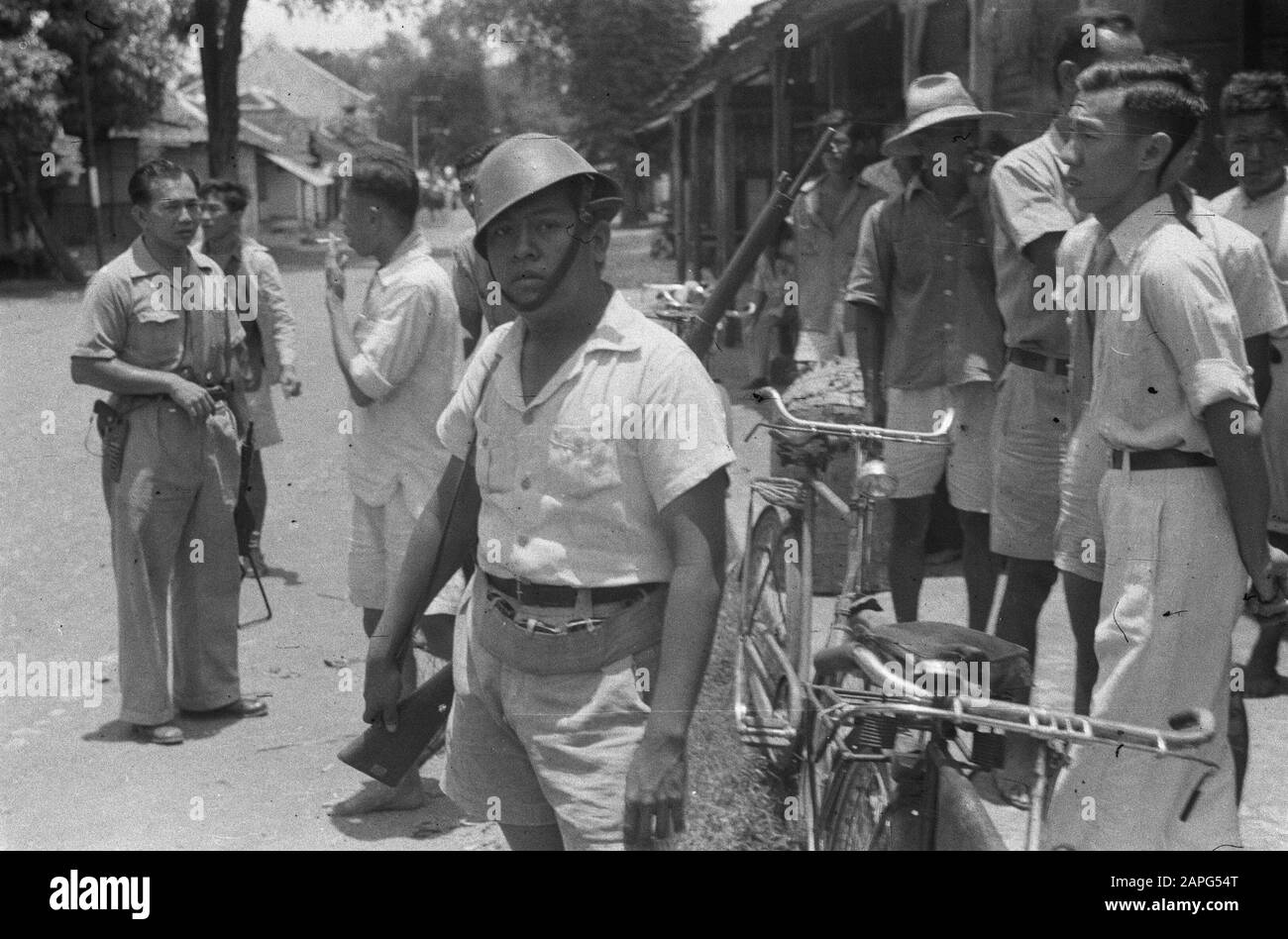 Evacuation of Chinese from Tjiledoek to Cheribon Description: Cheribon. On the night of October 6 to 7, a Republican gang invaded a place between Tegal and Cheribon. The attack was directed against the Chinese, whose houses and shops went up in flames. Immediately measures were taken to evacuate the Chinese population to Cheribon Date: 7 October 1947 Location: Indonesia, Dutch East Indies Stock Photo