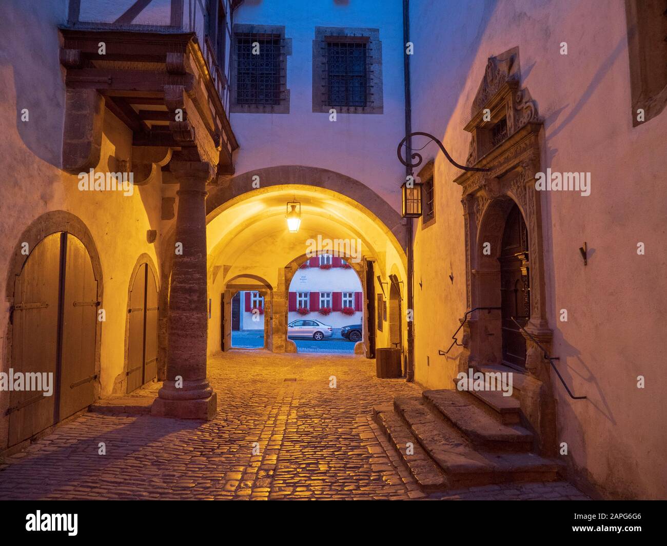 Rathaus Innenhof, Rothenburg ob der Tauber bei Dämmerung, Mittelfranken, Franken, Bayern, Deutschland | inner courtyard of guild hall, old town of Rot Stock Photo