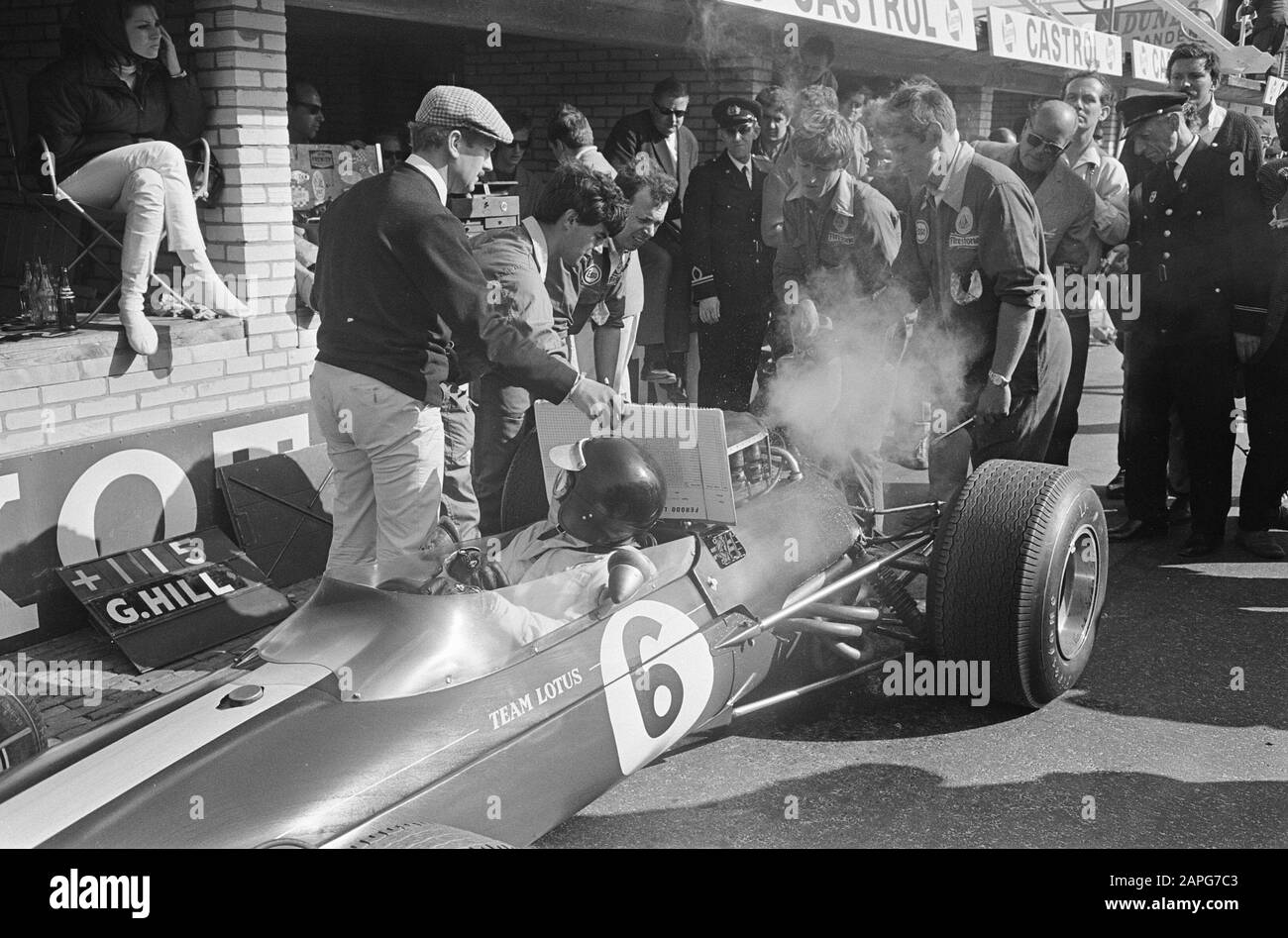 Grand Prix in Zandvoort, Jim Clark, pit stop made to refuel cooling water, with cap Collin Chapman.; Stock Photo