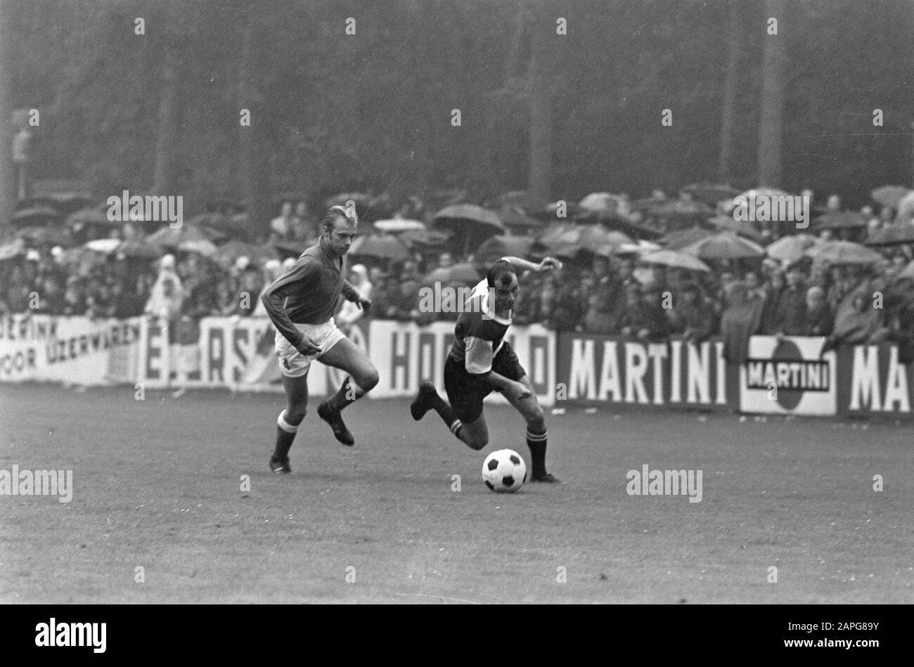 Cup match AGOVV - Feyenoord; 0-5 Description: Coen Moulijn passes an opponent Date: September 15, 1968 Location: Apeldoorn, Gelderland Keywords: sport, football Personal name: Moulijn, Coen Stock Photo