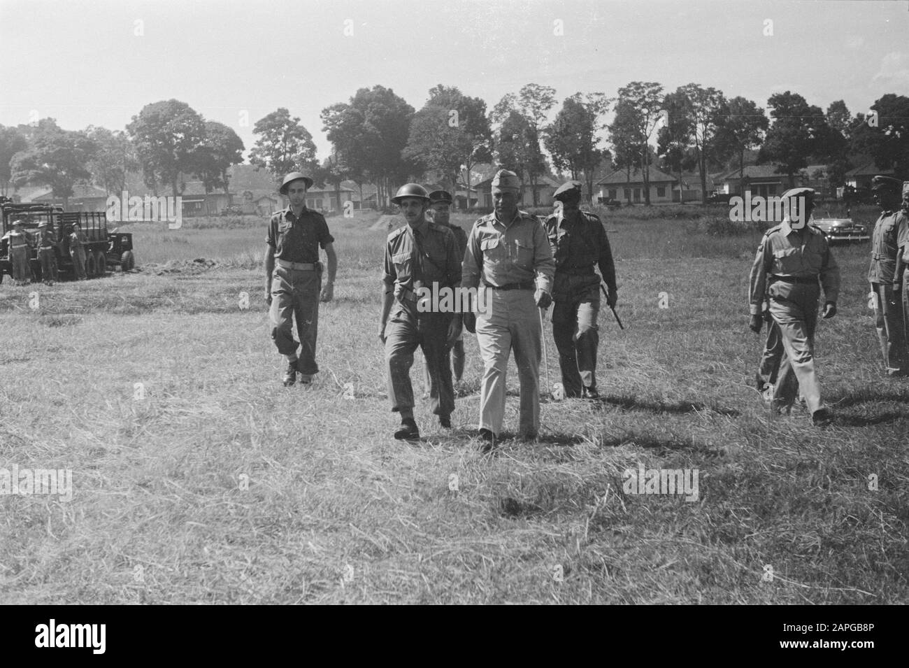 Inspection by General S. de Waal (commander B-division) Description: Collection Photo Collection Service for Army Contacts Indonesia, photon number 199-2-1 Date: April 1947 Location: Indonesia, Dutch East Indies Stock Photo