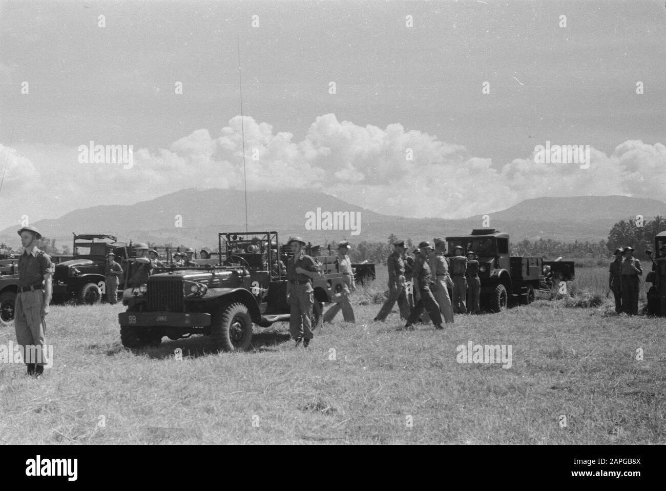 Inspection by General S. de Waal (commander B-division) Description: Collection Photo Collection Service for Army Contacts Indonesia, photon number 199-2-2 Date: April 1947 Location: Indonesia, Dutch East Indies Stock Photo