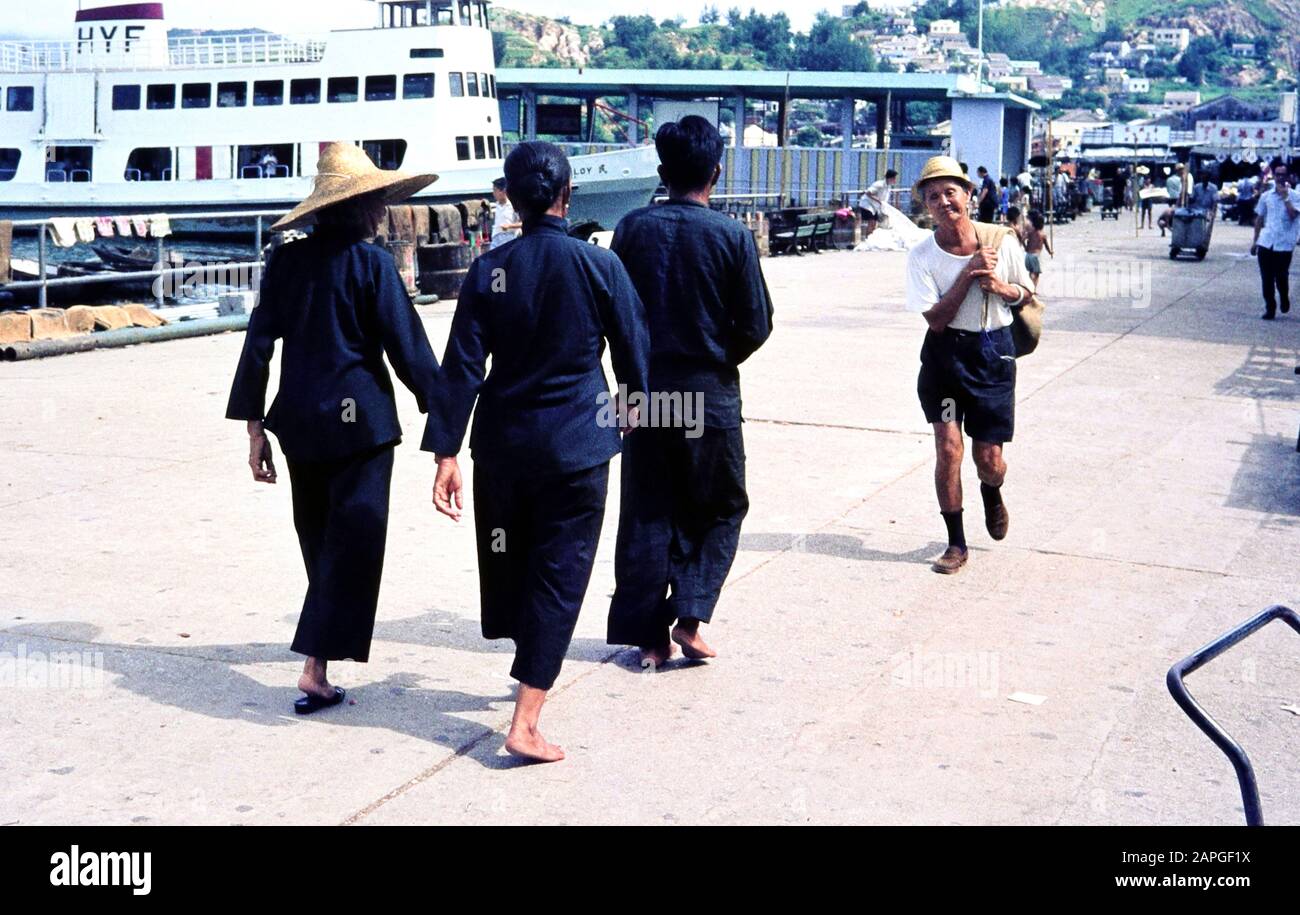 Einheimische am Hafen von Hongkong, Juli 1968. Locals at the Port of Hong Kong, July 1968. Stock Photo