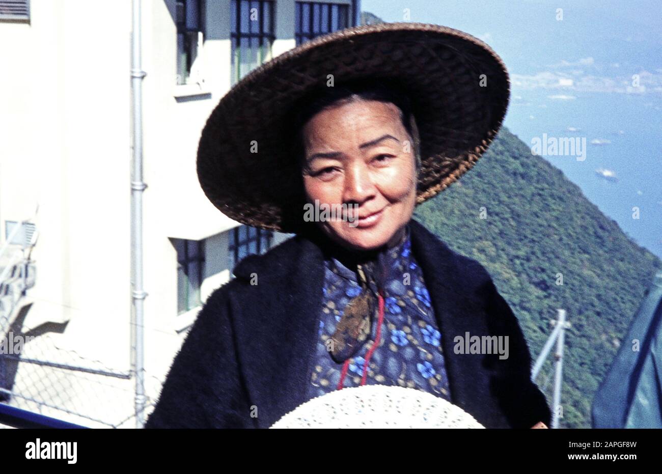 Porträt einer Einheimischen mit Kegelhut auf dem Victoria Peak in Victoria, Hongkong Juli 1968. Portrait of a local woman with a conical hat on Victoria Peak in Victoria, Hong Kong July 1968. Stock Photo