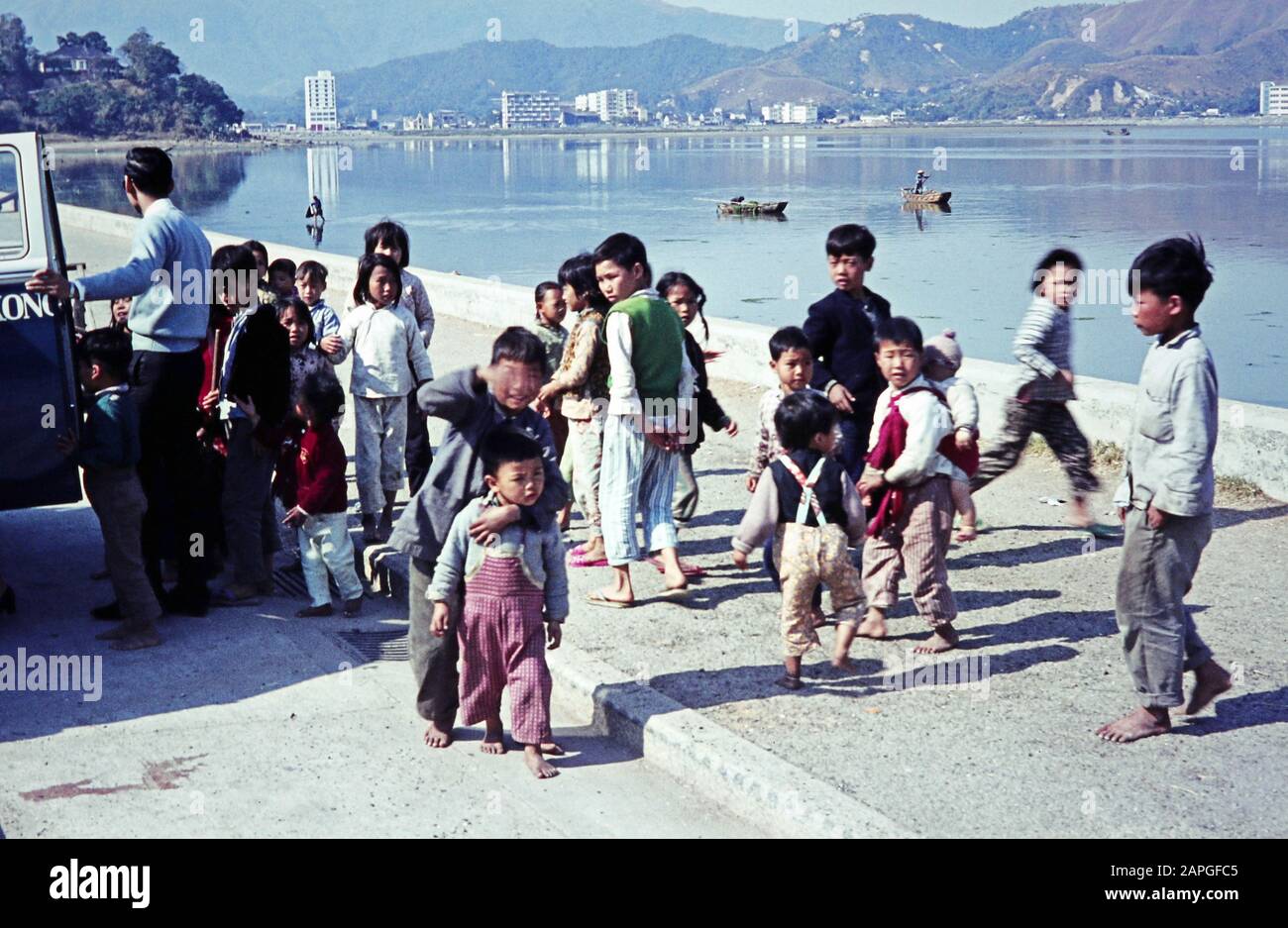 Einheimische Kinder spielen am Wasser in Tai Po, Hongkong Juli 1968. Local children playing by the water in Tai Po, Hong Kong July 1968 Stock Photo