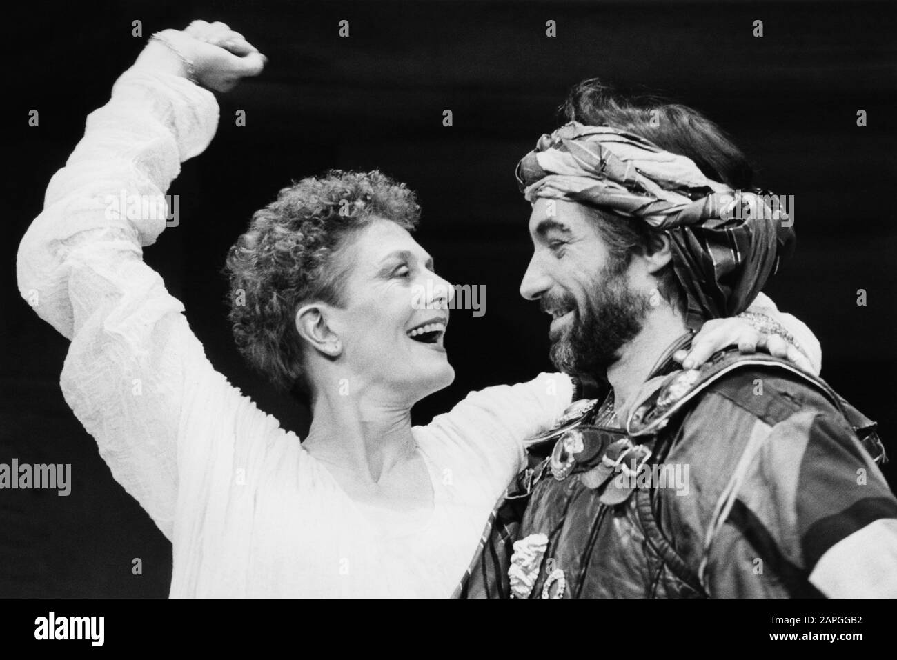 Vanessa Redgrave (Cleopatra) and Timothy Dalton (Antony) in ANTONY AND CLEOPATRA by Shakespeare directed by Toby Robertson at the Theatre Royal Haymarket, London in 1986. Vanessa Redgrave, actress and political activist, born in London in 1937. Awarded CBE in 1967. In a long-term relationship with Timothy Dalton from 1971 to 1986 Stock Photo