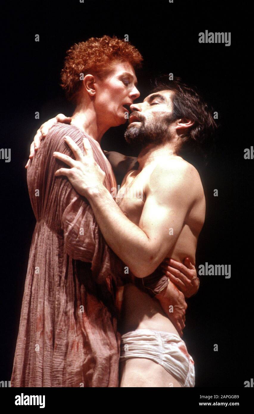 Cleopatra holds the dead Antony: Vanessa Redgrave (Cleopatra) and Timothy Dalton (Antony) in ANTONY AND CLEOPATRA by Shakespeare  directed by Toby Robertson at the Theatre Royal Haymarket, London in 1986. Vanessa Redgrave, actress and political activist, born in London in 1937. Awarded CBE in 1967. In a long-term relationship with Timothy Dalton from 1971 to 1986 Stock Photo
