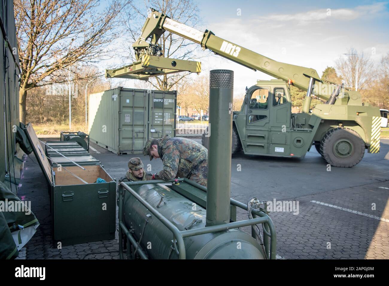 23 January 2020, Lower Saxony, Osterholz-Scharmbeck: Soldiers are working on the construction of the Life Support Area Garlstedt. In the course of the US Defender Europe 2020 exercise with 37,000 soldiers from 19 nations, around 20,000 soldiers will be transferred from the USA to Europe. Germany serves as a strategic hub for the transport of materials and personnel throughout Europe. The Armed Forces Base Command coordinates and manages the Bundeswehr's diverse support services. For example, a so-called Life Support Area is being built in Garlstedt, on the site of the Logistics School of the G Stock Photo