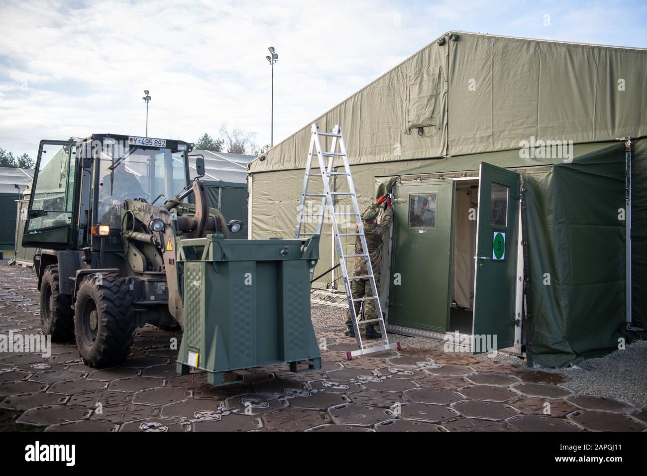 23 January 2020, Lower Saxony, Osterholz-Scharmbeck: Soldiers are working on the construction of the Life Support Area Garlstedt. In the course of the US Defender Europe 2020 exercise with 37,000 soldiers from 19 nations, around 20,000 soldiers will be transferred from the USA to Europe. Germany serves as a strategic hub for the transport of materials and personnel throughout Europe. The Armed Forces Base Command coordinates and manages the Bundeswehr's diverse support services. For example, a so-called Life Support Area is being built in Garlstedt, on the site of the Bundeswehr Logistics Scho Stock Photo