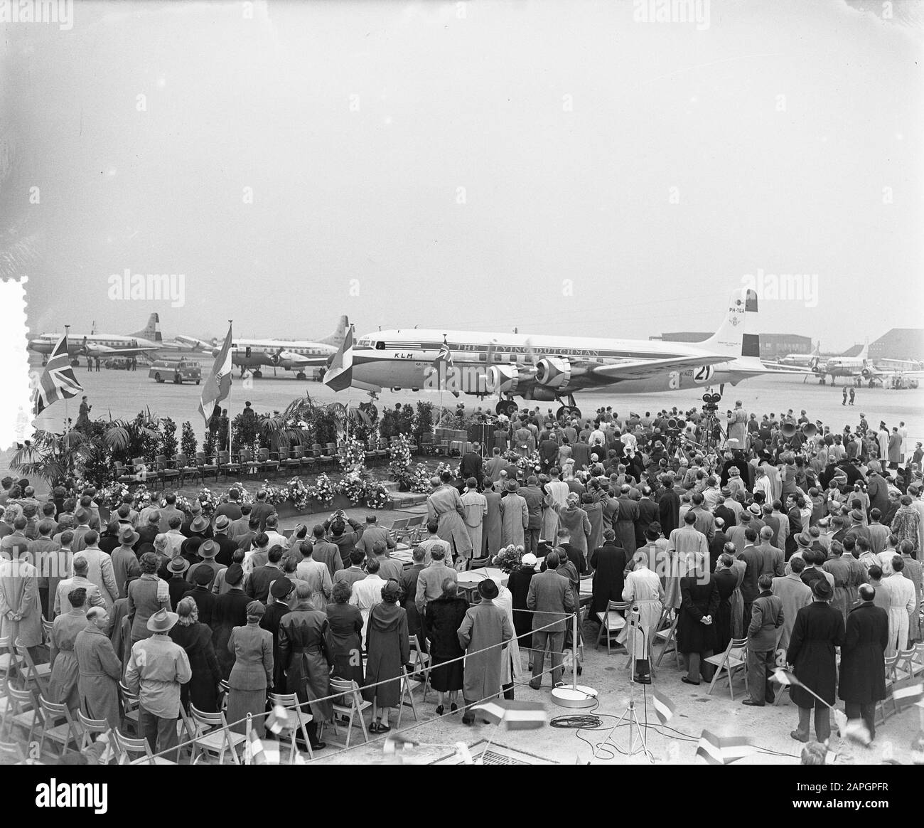 Arrival of the DC 6A Liftmaster Ir. A. Damme at Schiphol Airport, back ...