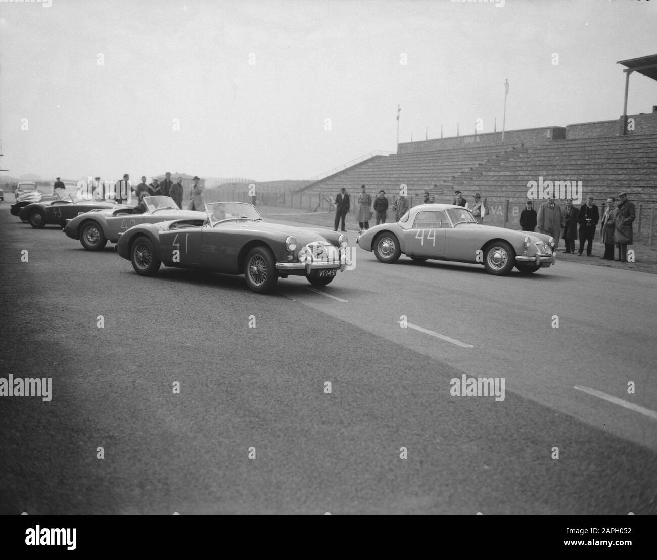 Driver course by Graf von Trips and Alfred Neubauer Date: 19 april 1958 Personal name: Alfred Neubauer Stock Photo