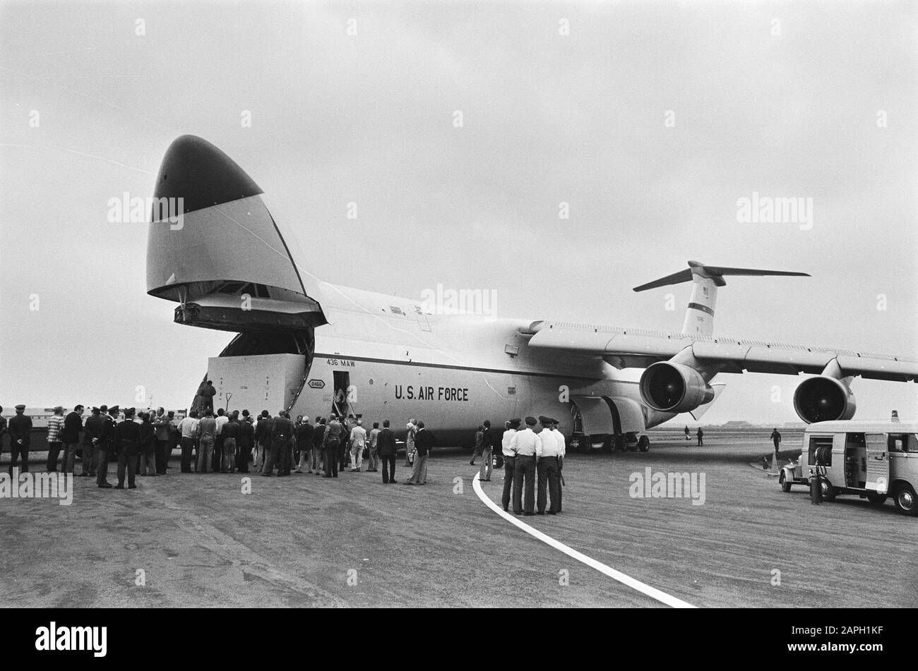 Largest cargo plane Black and White Stock Photos & Images - Alamy