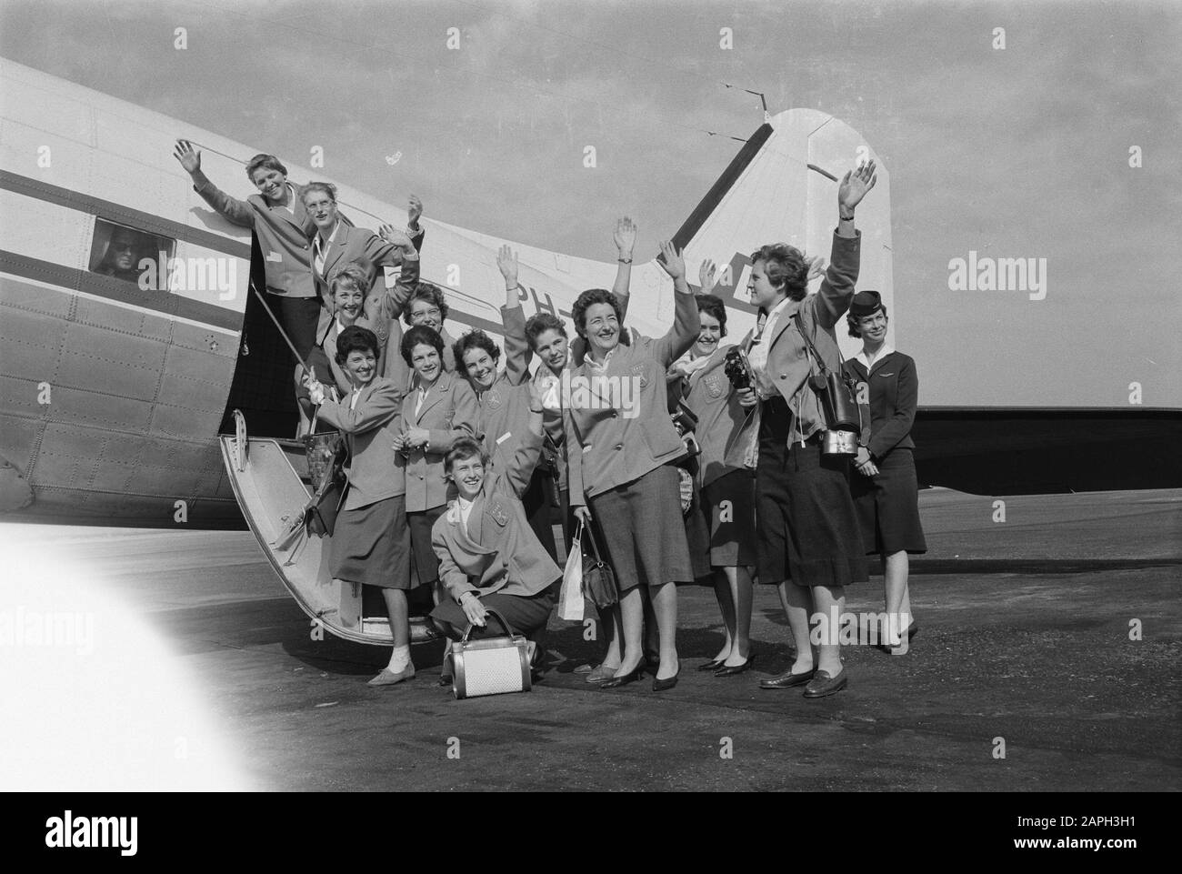 Ladies hockey team to England Jo Jurrisen 5th from left Date: 17 March 1961 Location: Great Britain Keywords: hockey Stock Photo