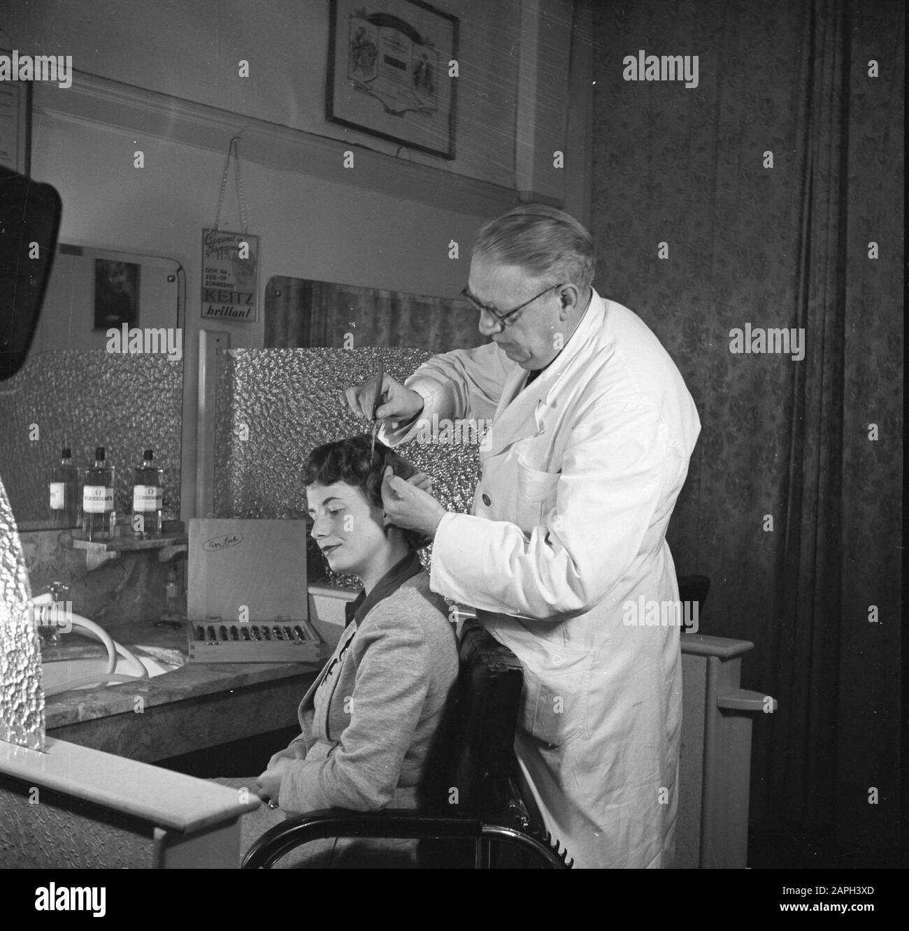 women's hair salons, customers, barberchairs, perms, hairdressers