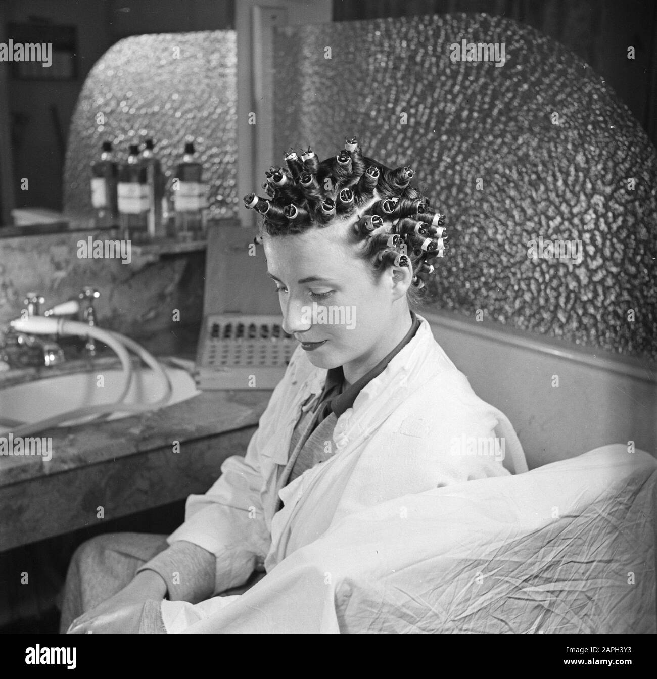 women's hair salons, customers, barberchairs, perms, curlers, EFA-Lock Date: November 1950 Keywords: women's hair salons, barberchairs, customers, curlers, perm person name: EFA- Lock Stock Photo