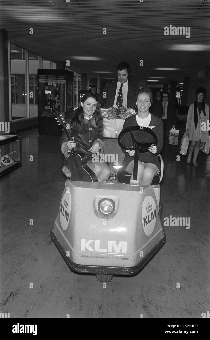 Dana, winner Song Contest leaves for Schiphol. Dana on KLM wagentje Date: 23 March 1970 Location: Noord-Holland, Schiphol Keywords: SONGFESTIVES, winners Institution name: KLM Stock Photo