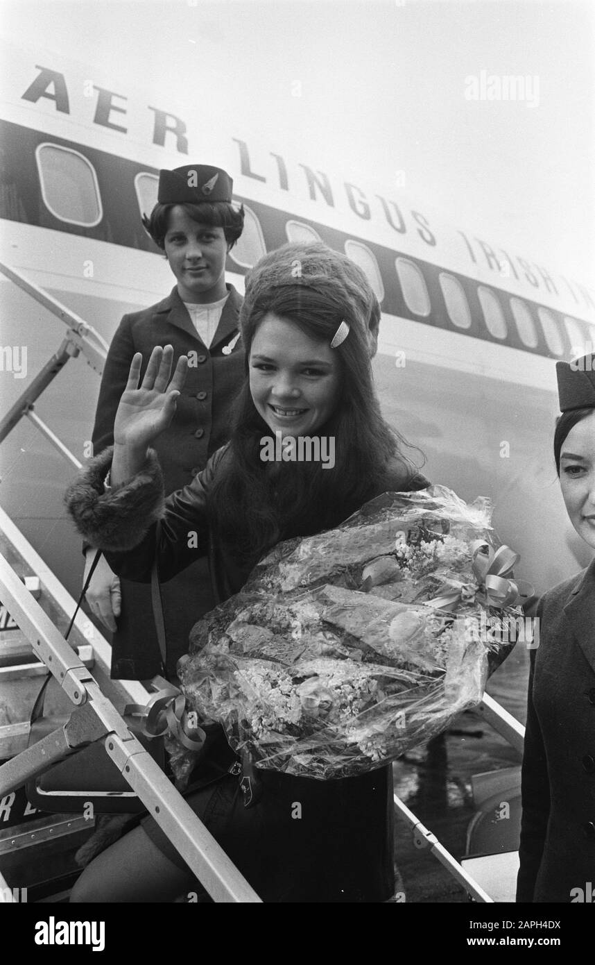 Dana, winner Song Contest leaves for Schiphol. Dana waves Date: 23 March 1970 Location: Noord-Holland, Schiphol Keywords: SONGFESTIVES, winners Stock Photo