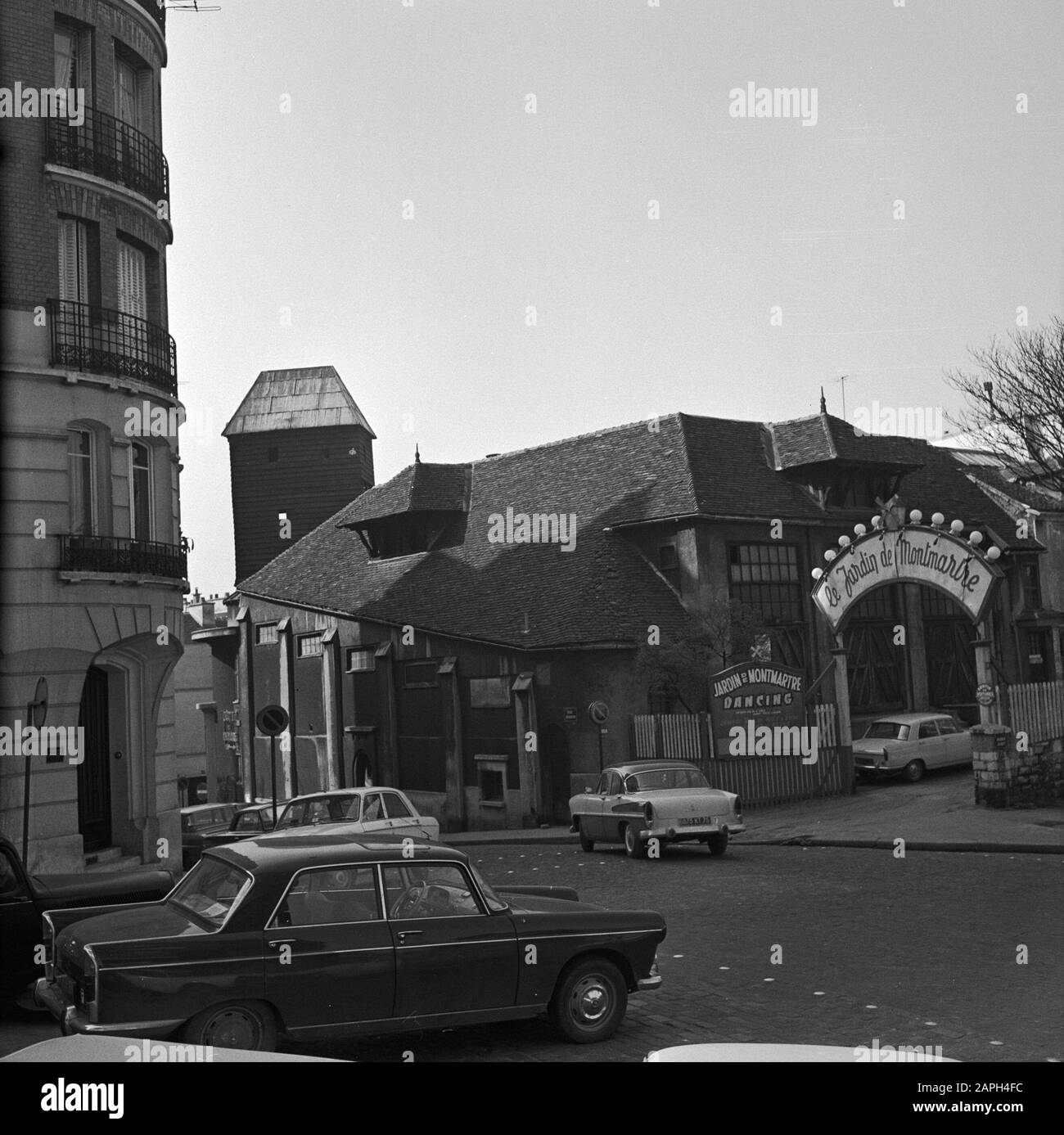 Pariser Bilder [The street life of Paris] Description: Dancing Le Jardin de Montmartre Date: 1965 Location: France, Paris Keywords: discotheques Stock Photo