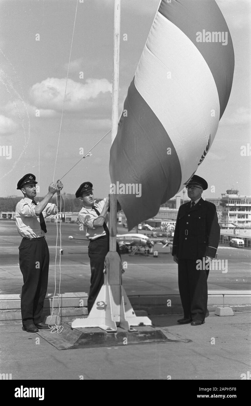 Hoisting flags hires stock photography and images Alamy