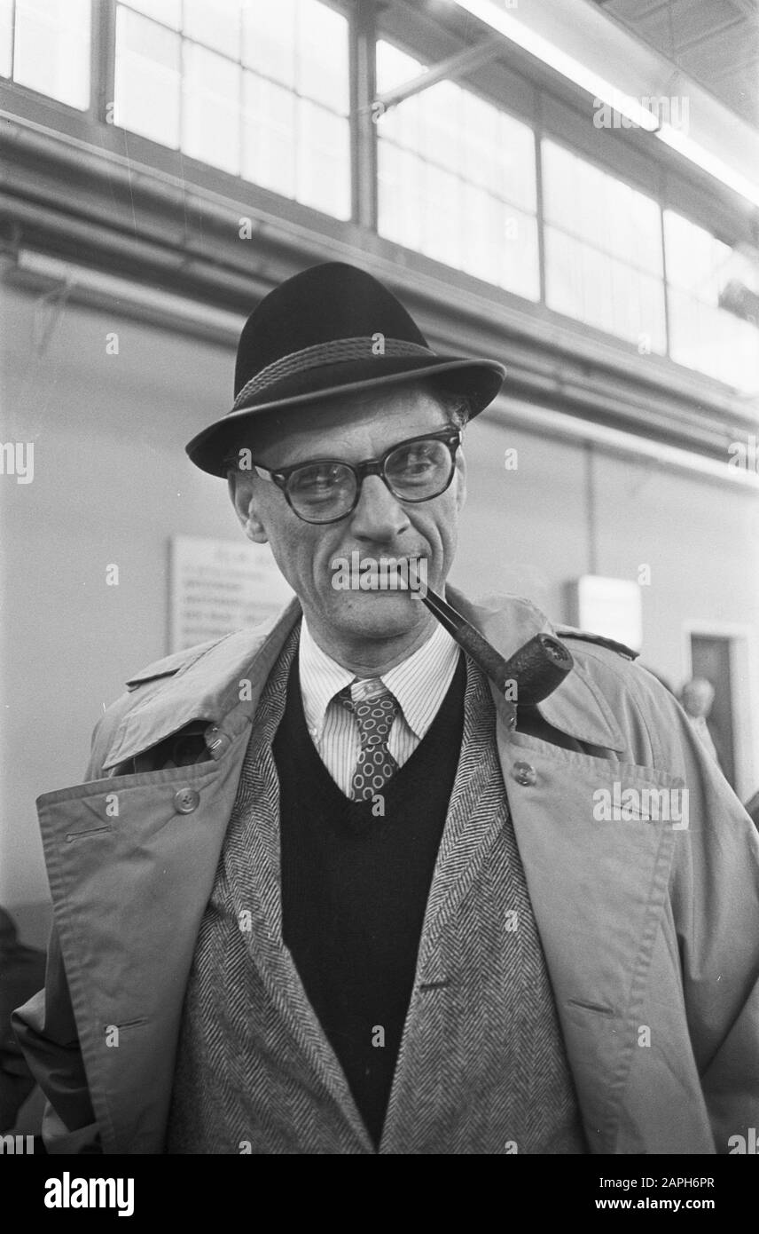 The American playwright Arthur Miller at Schiphol Date: 28 september 1966 Location: Noord-Holland, Schiphol Keywords: arrivals and departures, portraits, writers Personal name: Miller, Arthur Stock Photo
