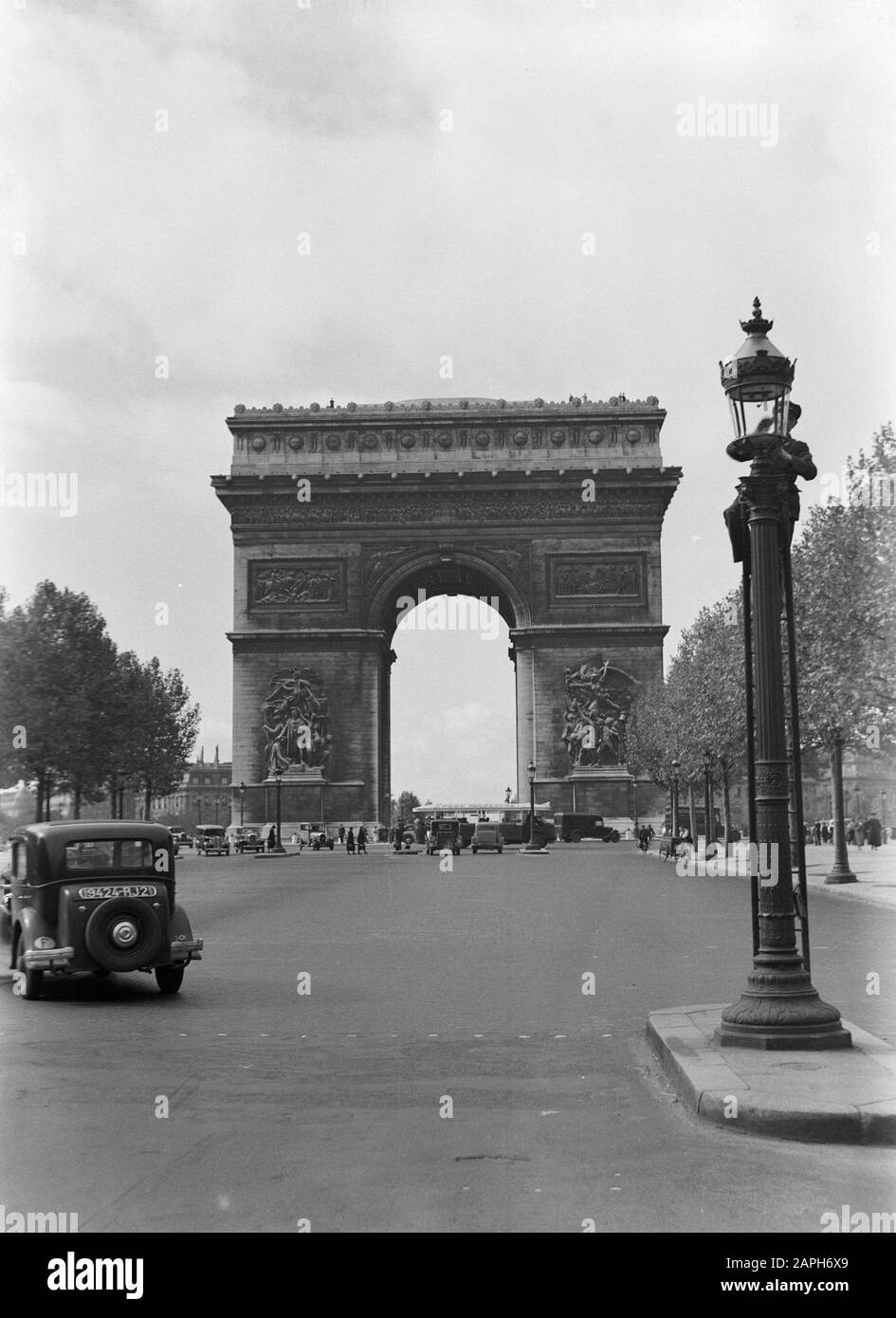 Sculptures on arc de triomphe Black and White Stock Photos & Images - Alamy