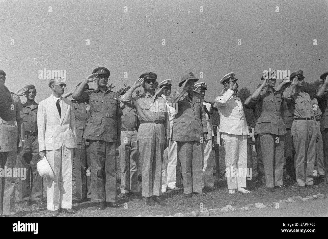 Tribute executed WW II on honorary field Antjol Description: The authorities bring a greeting. 3rd from left Mansergh, right of him Rail, Van Mook, Pinke, Neighbor van Vreeden Date: 14 September 1946 Location: Batavia, Indonesia, Jakarta, Dutch East Indies Stock Photo