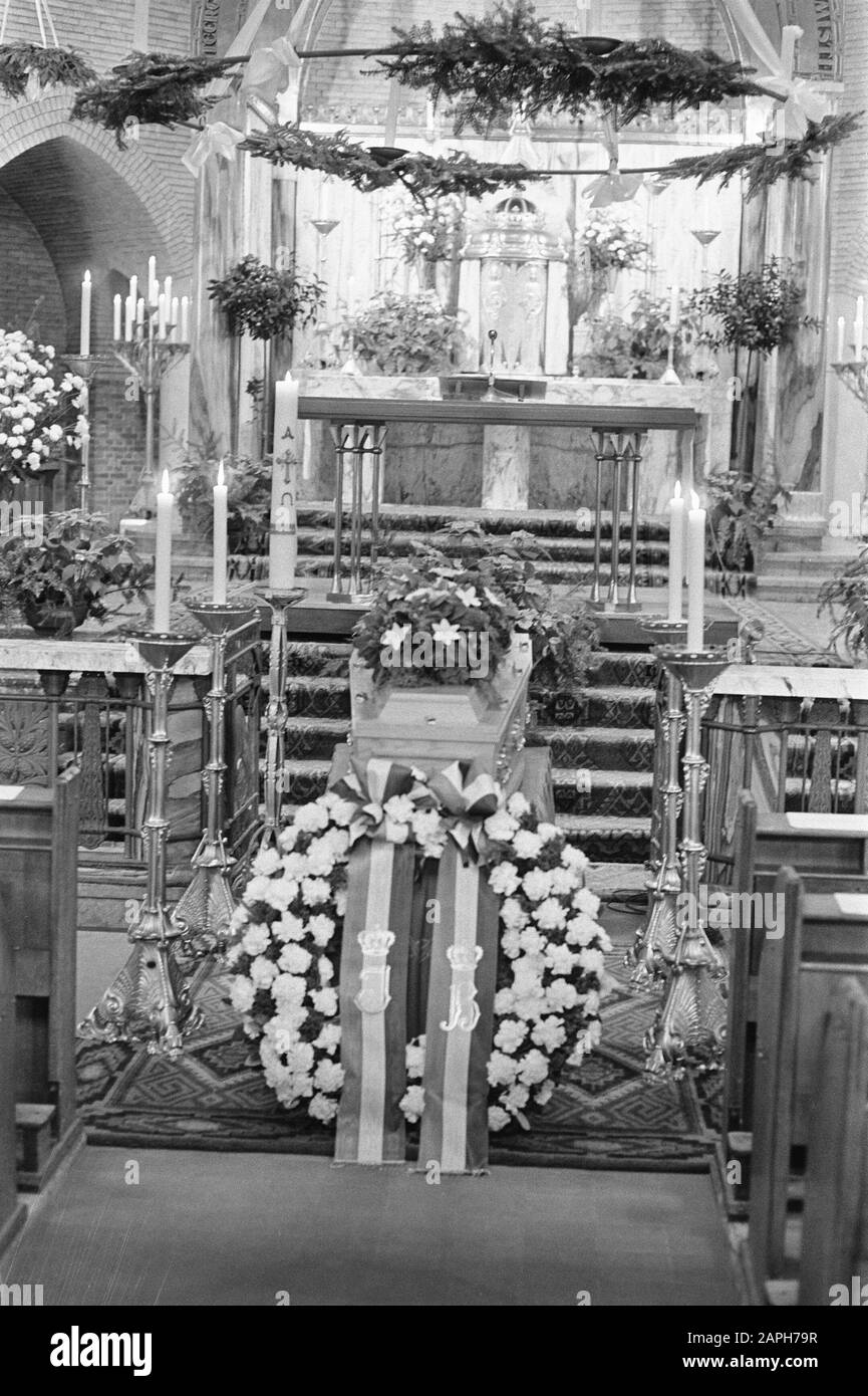 Her Majesty Queen Juliana and Prince Bernhard place a wreath at the bar of former prime minister mr. Cals in Paschaliskerk, The Hague Description: The bar with the wreaths Date: January 3, 1972 Location: The Hague, Zuid-Holland Keywords: coffins, wreaths Stock Photo