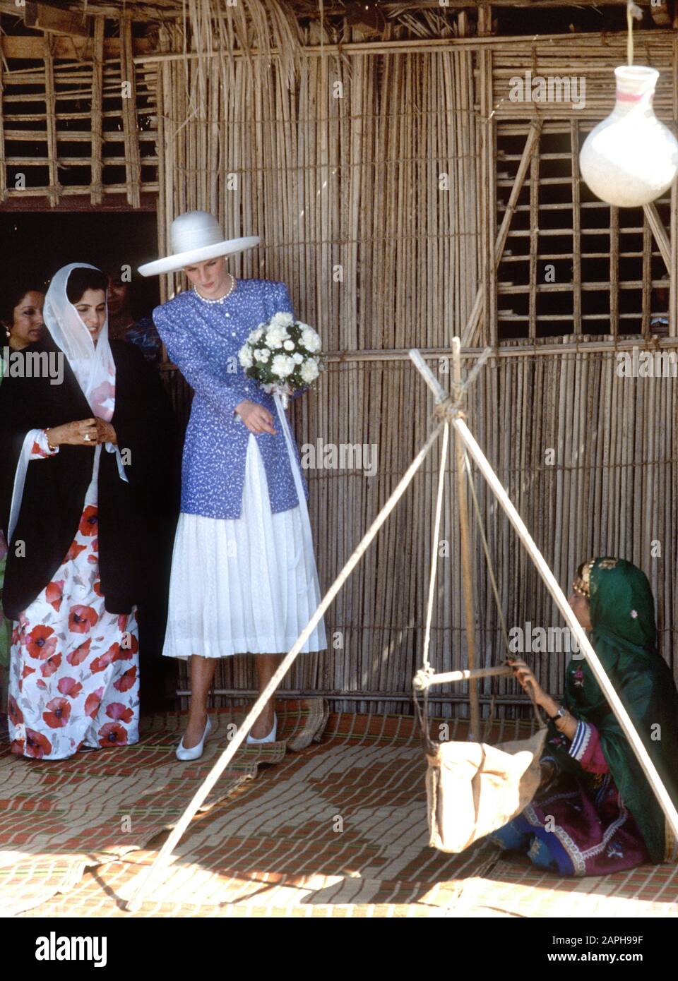 HRH Princess Diana visits the Oman Women's Association, Muscat, Oman November 1986 Stock Photo
