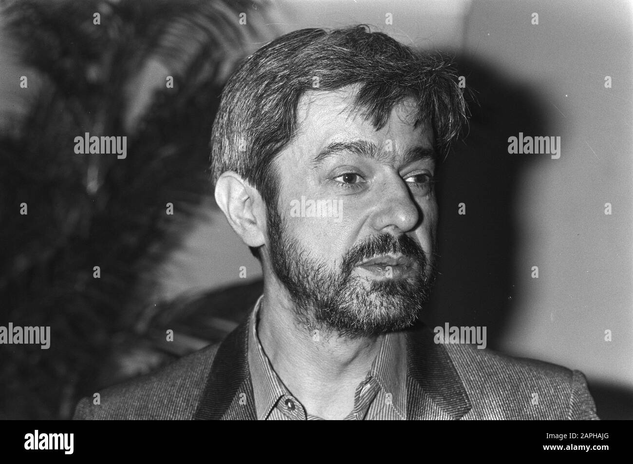 The German writer Jurek Becker, in 1976 in the GDR disbarred from the party in connection with his views in the case Wolff Biermann, staying for a lecture in Amsterdam Date: November 14, 1981 Location: Amsterdam, Noord-Holland Keywords: portraits, writers Personal name: Becker, Jurek Stock Photo