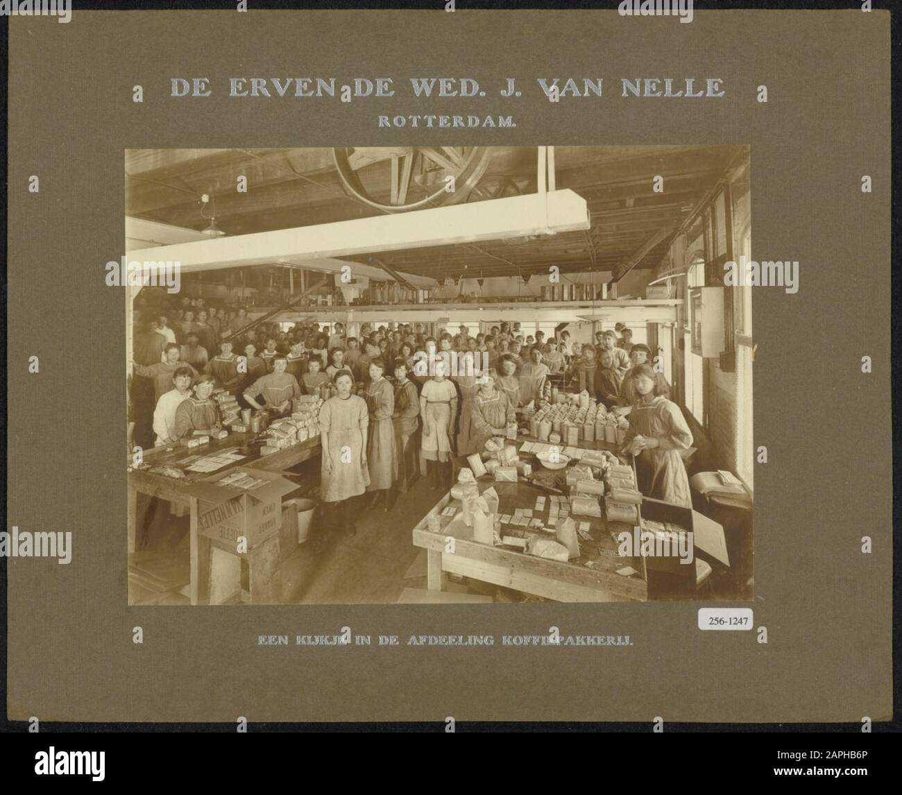 Description: The coffee packing department at the factory of the heirs the bet. J. van Nelle, Rotterdam. This is one of the photographs submitted by the Labour Inspectorate for the exhibition 'Education van den Jeugd over den school age', The Hague, July 16 - August 14, 1919 Date: Approximately 1919 Stock Photo