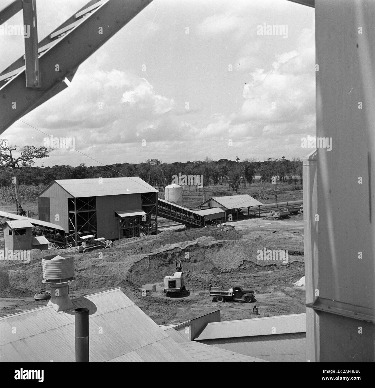 Travel to Suriname and the Netherlands Antilles Description: The factory of the Surinamese Bauxite Maatschappij at Paranam Date: 1947 Location: Paranam, Suriname Keywords: bauxite, factories Institution name: Sbm Stock Photo