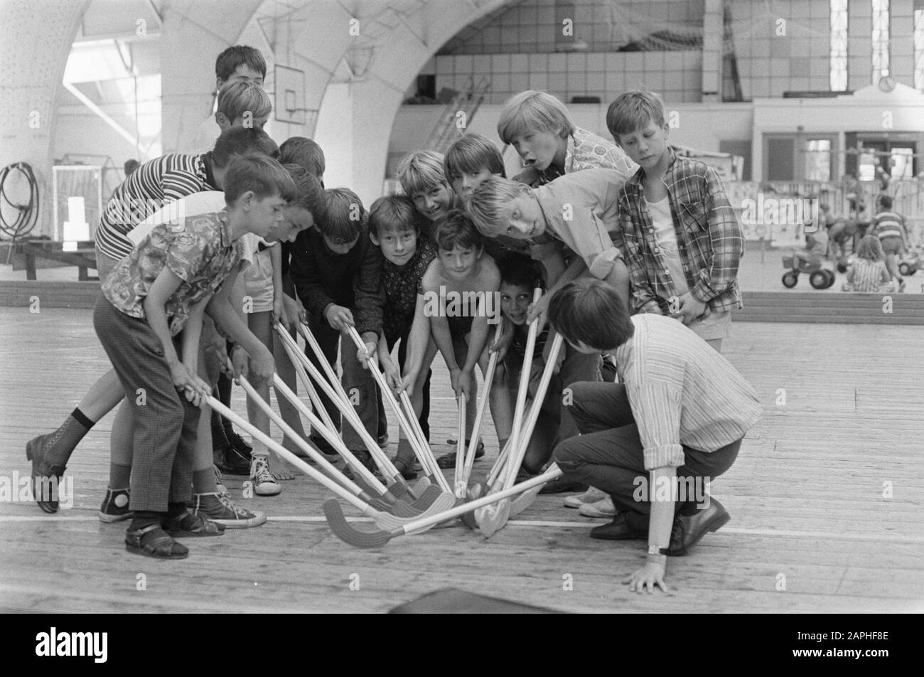 Sport during the school holidays in the Oude RAI (Sporthal Zuid) in  Amsterdam Description: The hockey team Annotation: marginals negative  strip: nr. 15 trampoline jumping Date: 15 July 1969 Location: Amsterdam,  Noord-