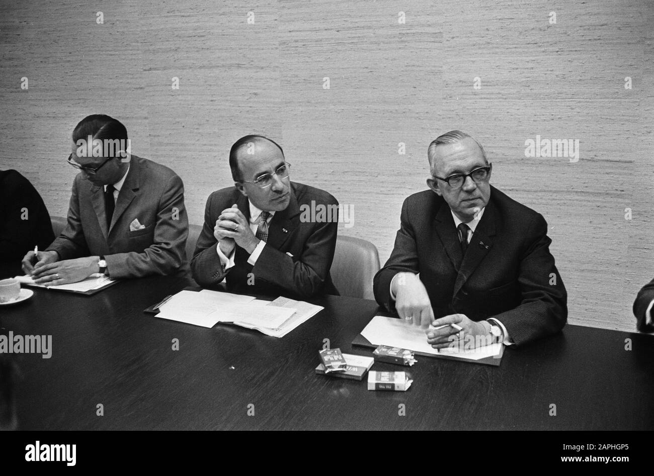 The crisis, Mr. Cals tells about his plans left Mr. Lammers