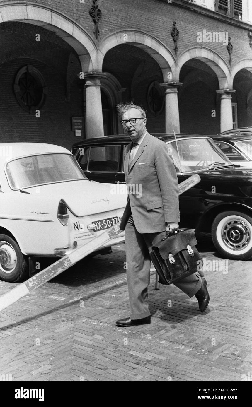 The cabinet formation. Political consultations by Minister Cals Mr. Blaisse and Minister Luns. Professor Zijlstra on the way to a discussion at the Binnenhof/Date: 9 July 1963 Keywords: cabinet formations Stock Photo