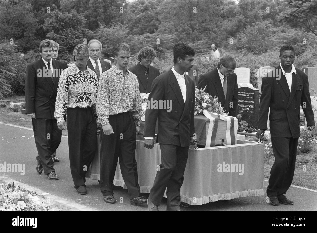 Funeral in Utrecht of Ajax keeper Lloyd Doesburg (killed in the plane crash with the SLM aircraft in Suriname) Description: The coffin is carried to the grave. Among others: Aron Winter, Arie van Eijden, Frank and Ronald de Boer, Michael van Prague and Danny Blind. Right, Bryan Roy. Date: 22 June 1989 Location: Utrecht (prov), Utrecht (city) Keywords: goalkeepers, airlines, farewell flights, football clubs Personal name: Doesburg, Lloyd Stock Photo