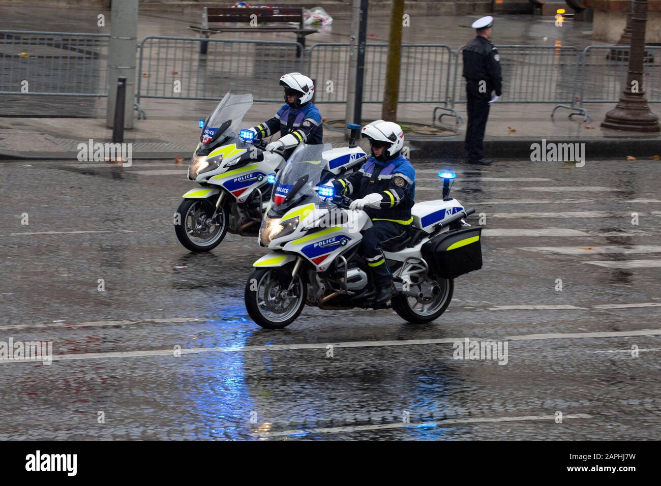 Polizei bei der 101. Jahrfeier des Waffenstillstands von 1918 am Triumphbogen. Paris, 11.11.2019 Stock Photo