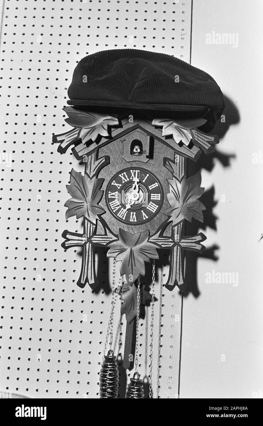 The Cuckoo clock crows victorie (photocollage) Annotation